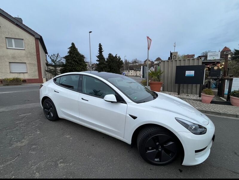 Weiß Gebraucht 2022 Tesla Model 3 Limousine | 25.989 € (Guter Preis) - Bild 1/4