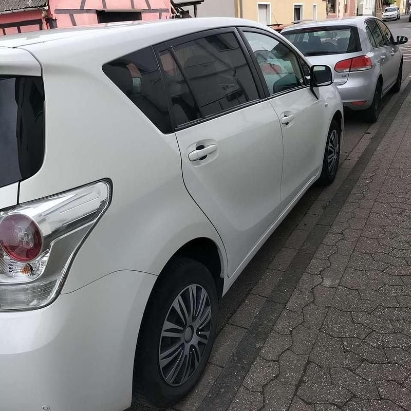 Gebraucht Toyota Verso Travel 126 PS (92 kW) 2012 Weiß Van / Kleinbus