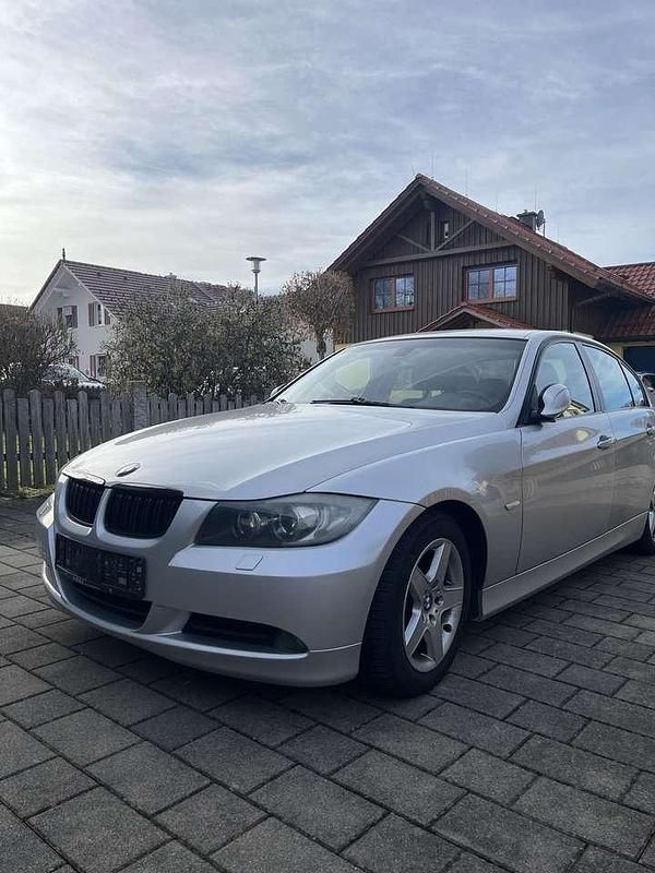 Grau Gebraucht 2006 BMW 320 Limousine | 3.999 € (Fairer Preis) - Bild 1/4