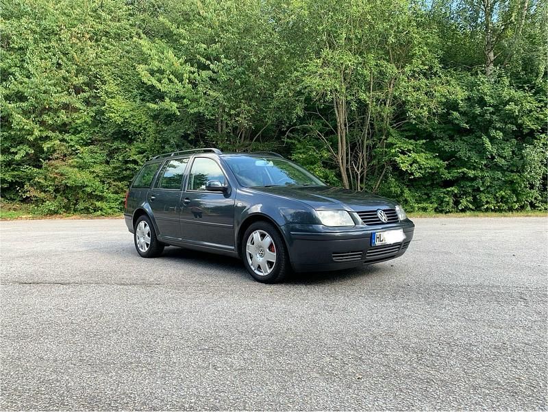 Grau Gebraucht 2003 VW Bora Highline Limousine | 1.600 € (Superpreis) - Bild 1/4