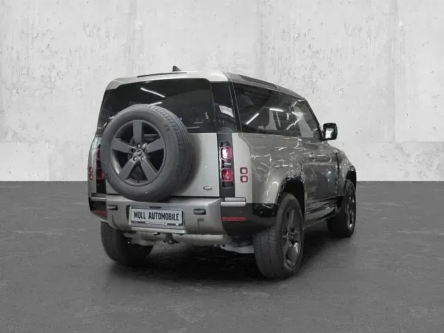 Gebraucht Land Rover Defender SE 200 PS (147 kW) 2023 Pangea green (metallic) SUV