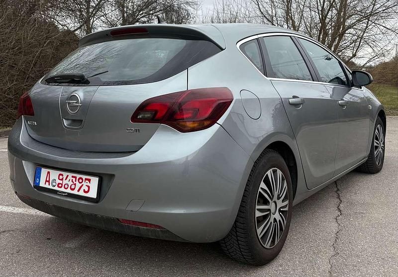 Gebraucht Opel Astra Innovation 125 PS (91 kW) 2011 Silbersee/perl silber (m2) Limousine