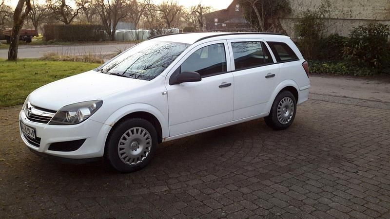 Weiß Gebraucht 2009 Opel Astra Selection Kombi | 1.650 € (Fairer Preis) - Bild 1/4