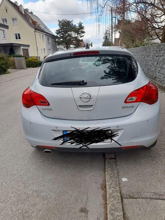 Gebraucht Opel Astra Edition 140 PS (102 kW) 2012 Silber Limousine