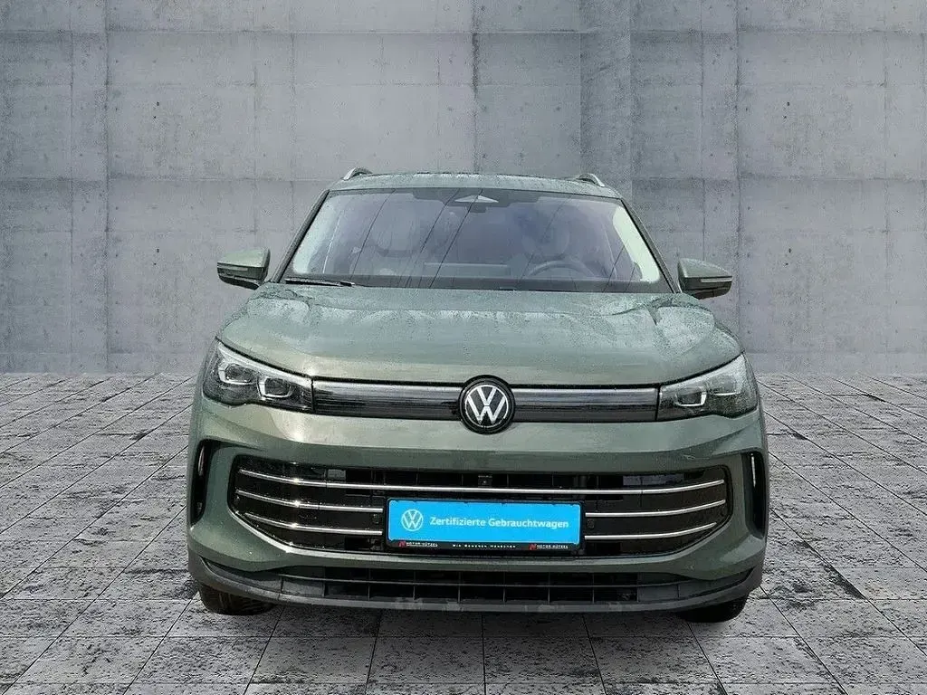 Gebraucht VW Tiguan Elegance 272 PS (200 kW) 2025 Cipressinogrün metallic SUV