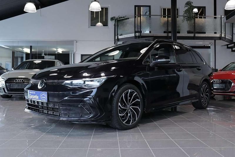 Gebraucht VW Golf VIII R-line 150 PS (110 kW) 2023 Deep black perleffekt Kombi