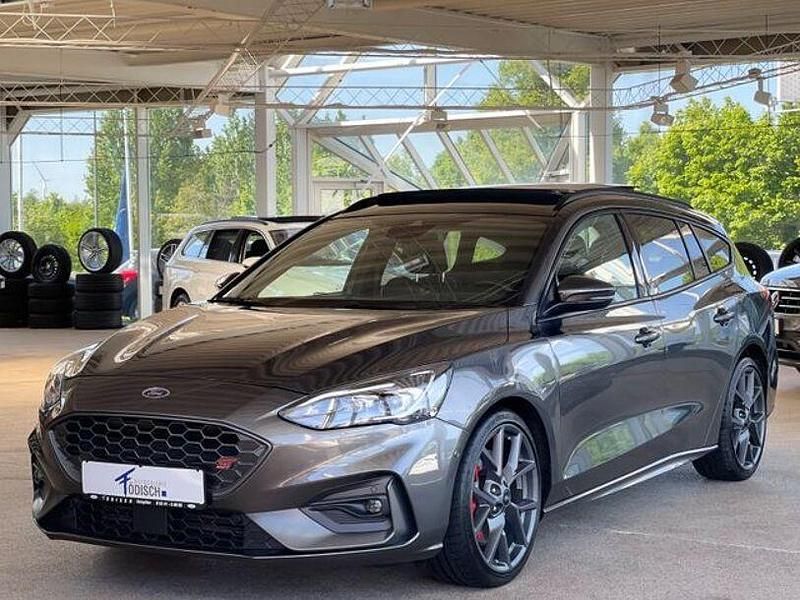 Grau Gebraucht 2021 Ford Focus Performance Edition Limousine | 29.840 € (Fairer Preis) - Bild 1/4