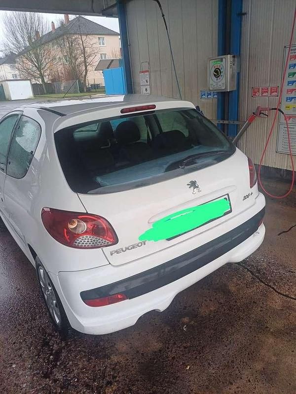 Gebraucht Peugeot 206 60 PS (44 kW) 2012 Weiß Limousine