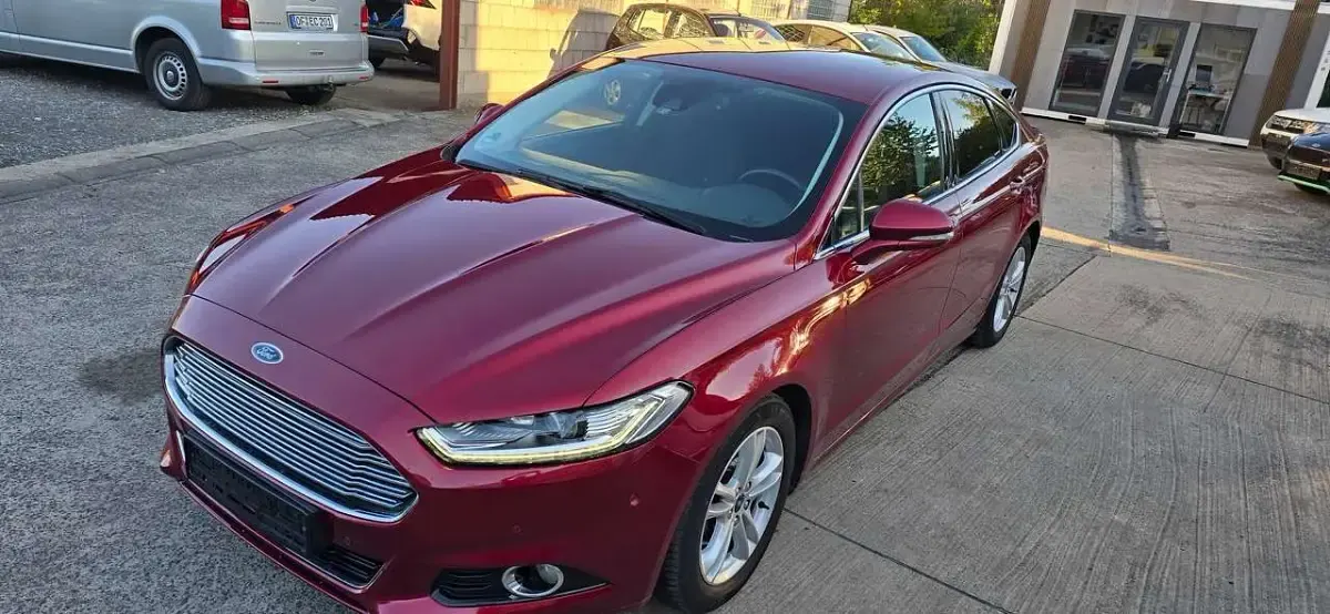 Gebraucht Ford Mondeo Titanium 160 PS (117 kW) 2016 Rubyrot (metallic) Limousine