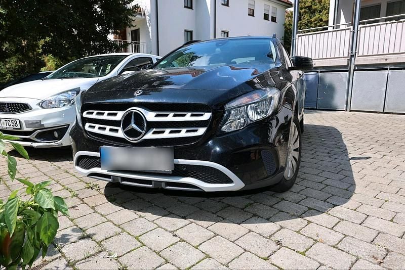 Schwarz Gebraucht 2017 Mercedes GLA180 SUV | 13.799 € (Guter Preis) - Bild 1/4