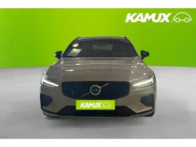 Używany Volvo V60 Plus 197 KM (144 kW) 2023 Szary Kombi