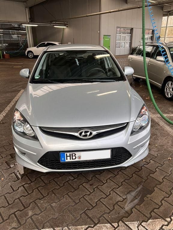 Silber Gebraucht 2011 Hyundai i30 Limousine | 2.999 € (Fairer Preis) - Bild 1/4