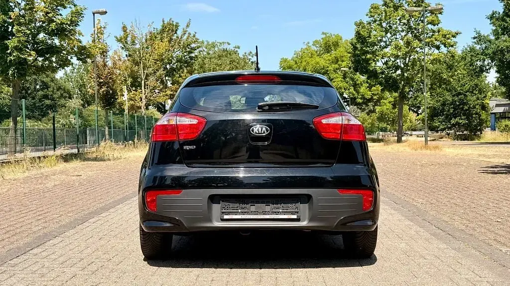 Gebraucht Kia Rio 84 PS (61 kW) 2015 Schwarz Limousine