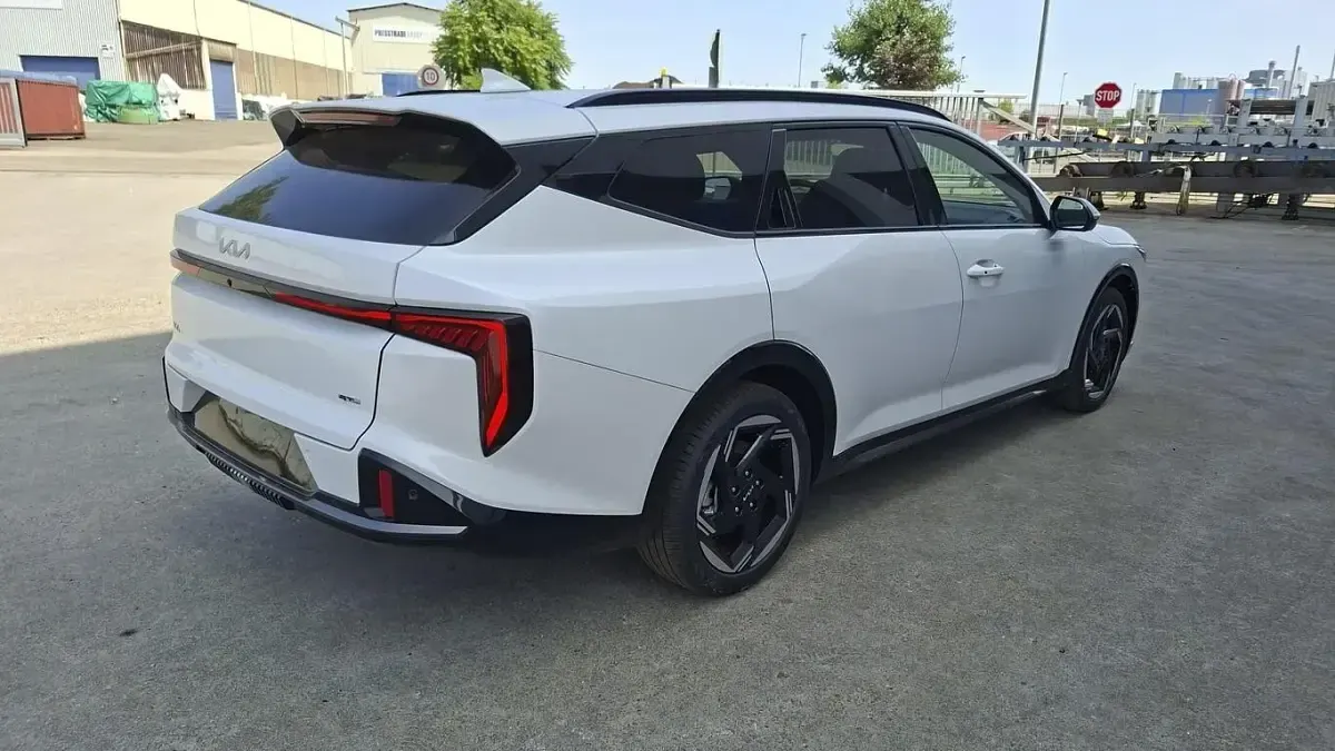 Neu Kia K4 150 PS (110 kW) 2026 Snow white pearl Kombi