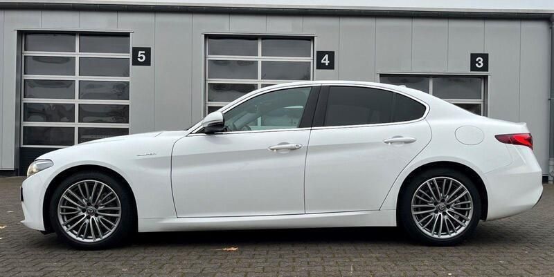 Weiß Gebraucht 2022 Alfa Romeo Giulia Sprint Sprint Coupé | 21.900 € - Bild 1/4