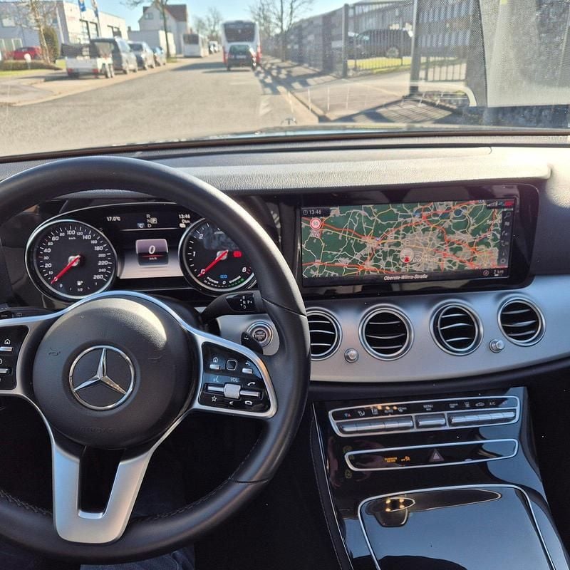 Second-hand Mercedes E300 122 CP (89 kW) 2019 Negru Break