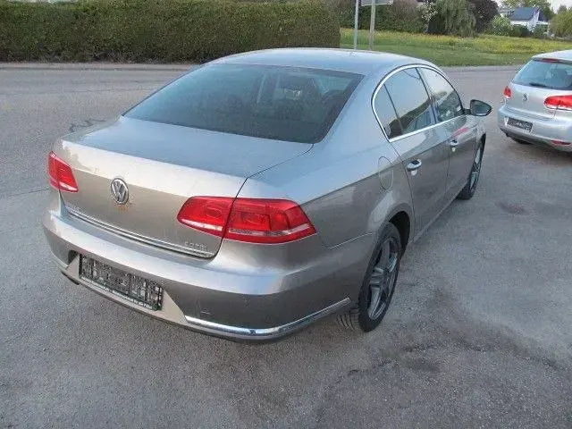Gebraucht VW Passat 140 PS (102 kW) 2012 Grau Limousine