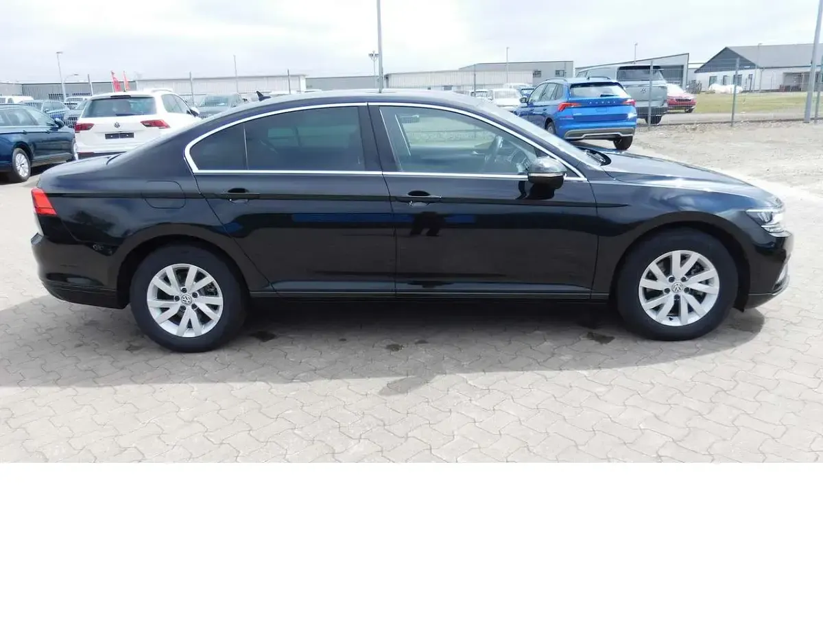 Gebraucht VW Passat 150 PS (110 kW) 2020 Deepblackperleffektmet c9x (metallic) Limousine