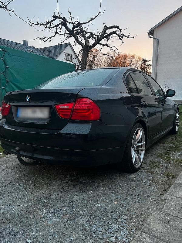 Gebraucht BMW 318 145 PS (106 kW) 2012 Schwarz Limousine