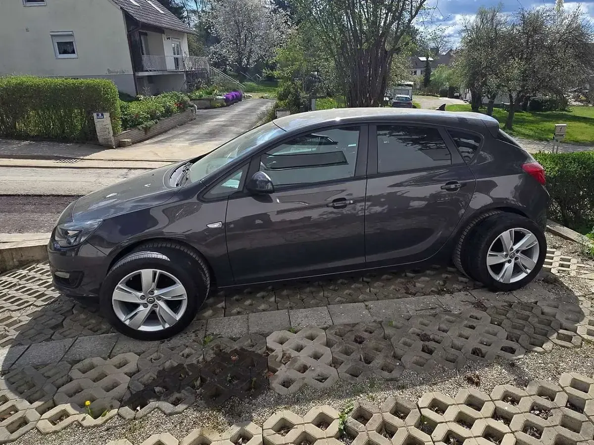 Gebraucht Opel Astra Edition 140 PS (102 kW) 2015 Grau Limousine