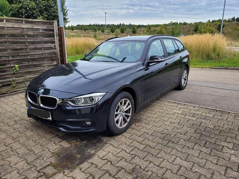 Schwarz Gebraucht 2018 BMW 320 Advantage Kombi | 15.950 € (Fairer Preis) - Bild 1/4