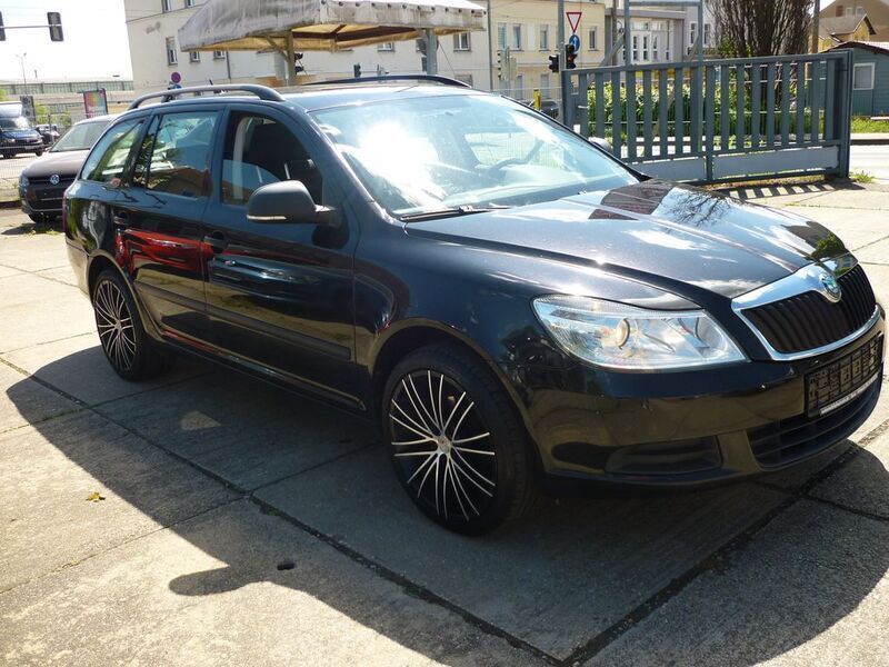 Gebraucht Skoda Octavia Active 105 PS (77 kW) 2012 Schwarzmagic perleffekt Kombi