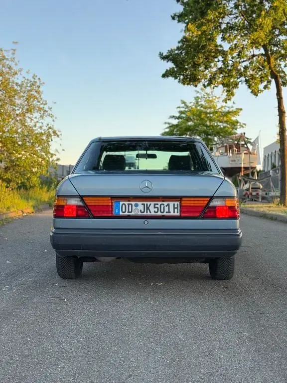 Gebraucht Mercedes E230 132 PS (97 kW) 1986 Blau Limousine