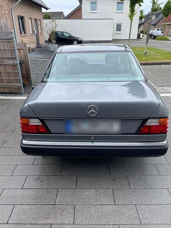 Grau Gebraucht 1991 Mercedes E200 Limousine | 19.900 € - Bild 1/4