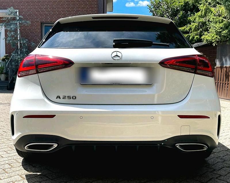 Weiß Gebraucht 2019 Mercedes A250 AMG line Limousine | 23.500 € (Fairer Preis) - Bild 1/4