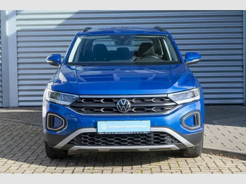 Second-hand VW T-Roc Life 81 CP (59 kW) 2023 Albastru SUV