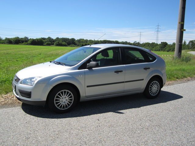 Silber metallic Gebraucht 2005 Ford Focus Trend Limousine | 4.487 € - Bild 1/4