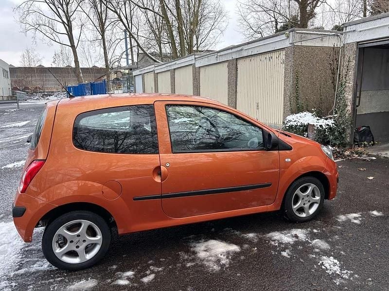 Second-hand Renault Twingo Expression 58 CP (42 kW) 2009 Portocaliu Hatchback