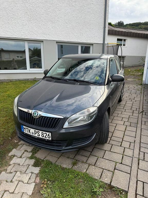 Grau Gebraucht 2011 Skoda Fabia Active Limousine | 2.800 € (Guter Preis) - Bild 1/2