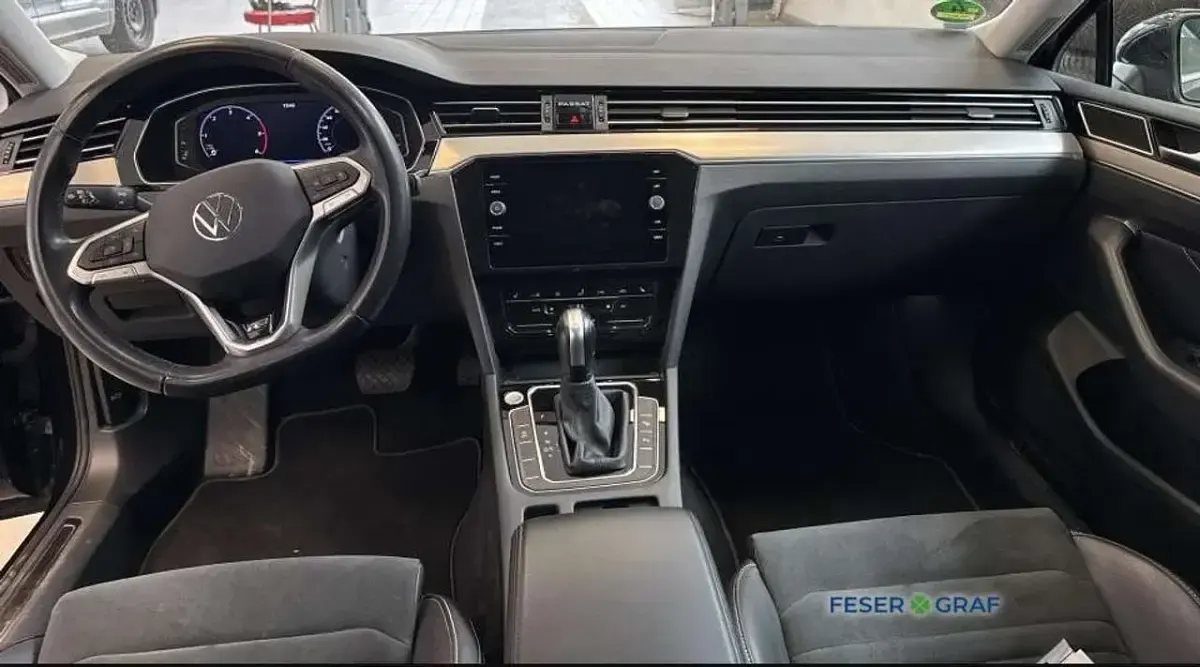 Gebraucht VW Passat Elegance 150 PS (110 kW) 2023 Deep black perleffekt Kombi