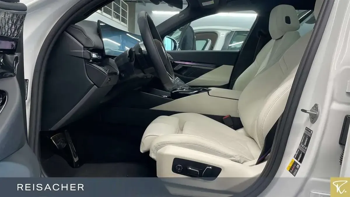 Gebraucht BMW 550e Sport Line 490 PS (360 kW) 2025 Alpinweiß uni Kombi