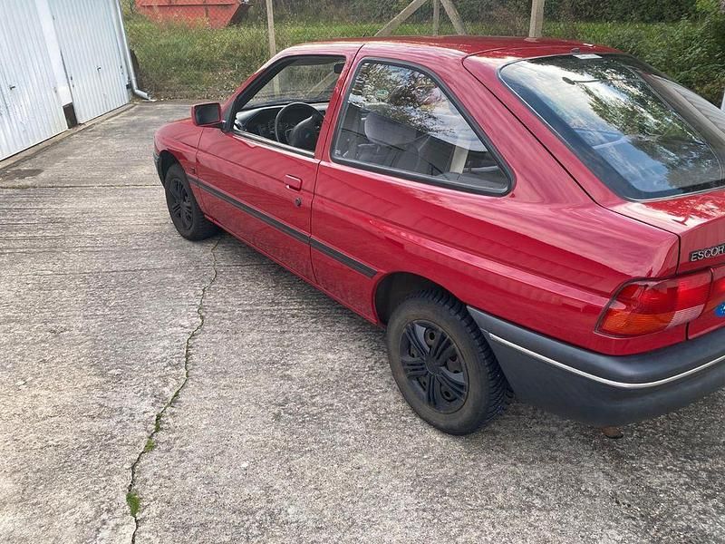 Gebraucht Ford Escort 71 PS (52 kW) 1993 Rot Limousine