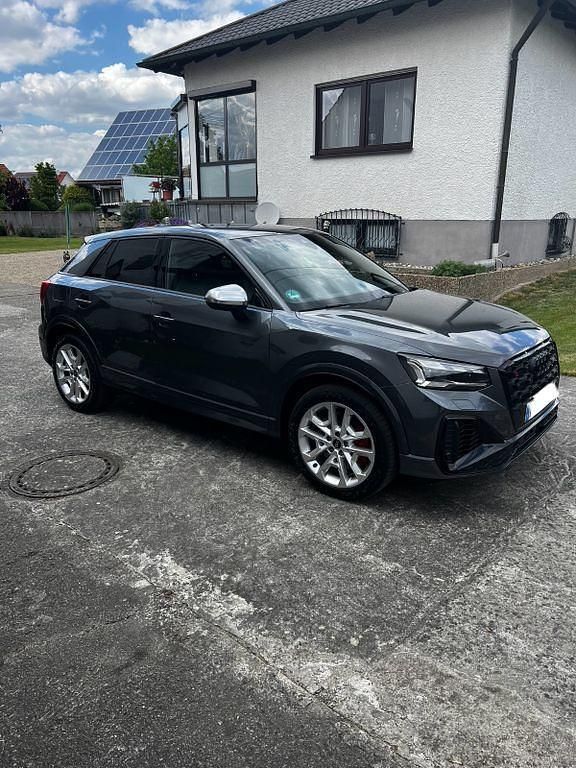 Grau Gebraucht 2024 Audi SQ2 Sport SUV | 36.900 € (Guter Preis) - Bild 1/4