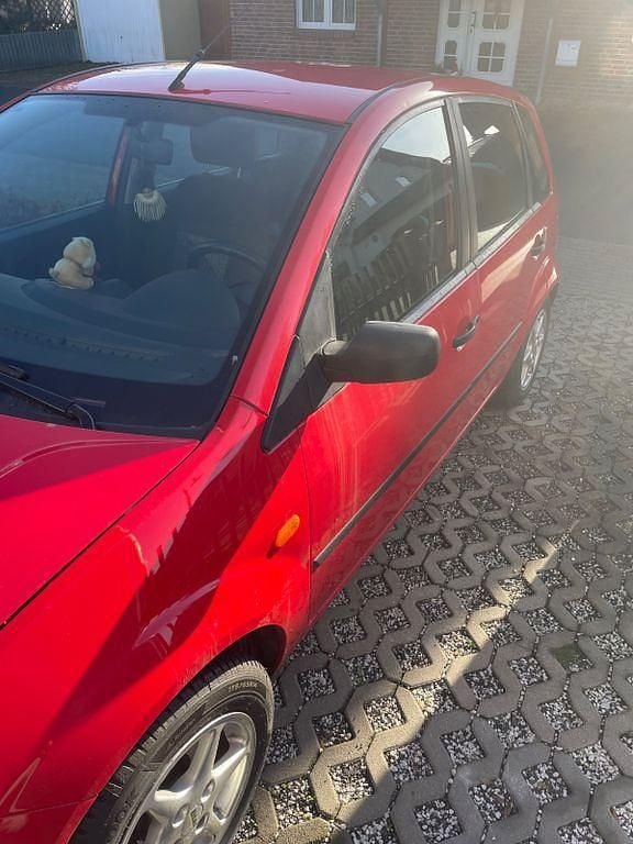 Rot Gebraucht 2004 Ford Fiesta Limousine | 2.350 € (Fairer Preis) - Bild 1/4