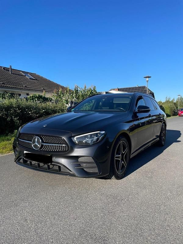 Grau Gebraucht 2021 Mercedes E200 AMG line Kombi | 19.499 € (Fairer Preis) - Bild 1/4