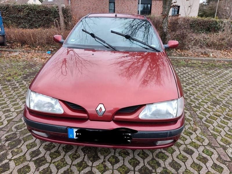 Rot Gebraucht 1997 Renault Mégane Limousine | 540 € (Guter Preis) - Bild 1/4