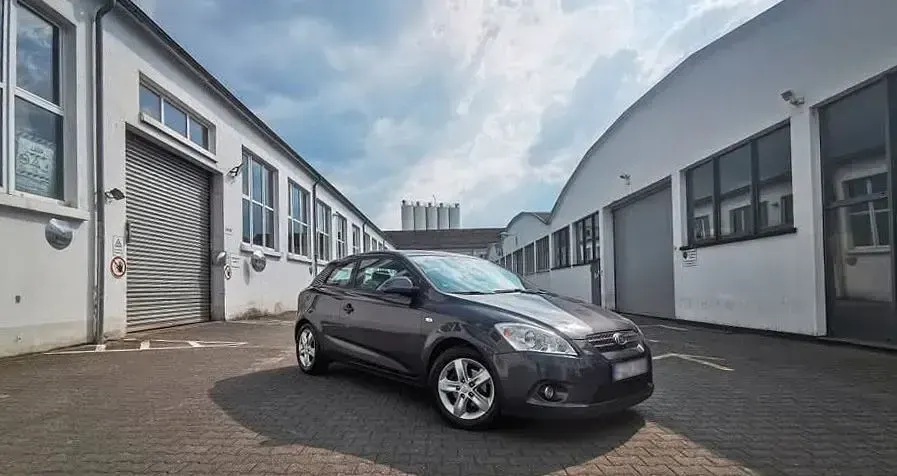 Second-hand Kia ProCeed EX 126 CP (92 kW) 2009 Albastru Hatchback