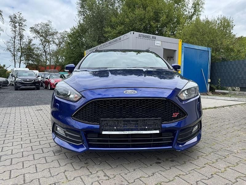 Blau Gebraucht 2018 Ford Focus ST Limousine | 18.490 € (Fairer Preis) - Bild 1/4