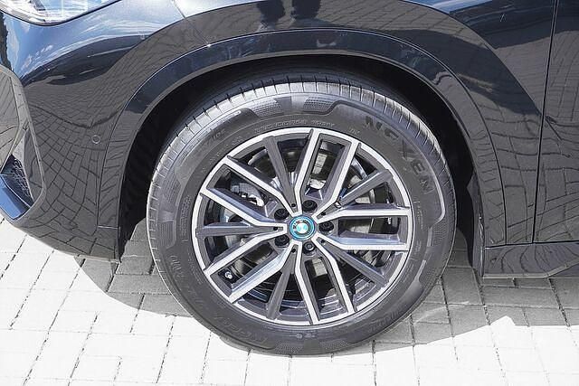 Gebraucht BMW iX1 M Sport 225 kW (306 PS) 2023 Saphirschwarz SUV