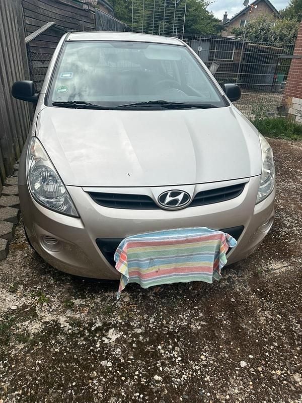Grau Gebraucht 2009 Hyundai i20 Kleinwagen | 3.750 € - Bild 1/4