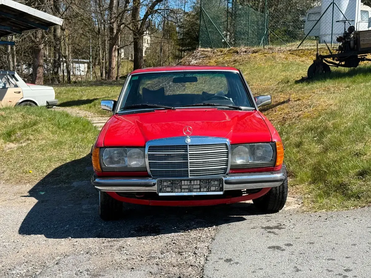 Gebraucht Mercedes 300 80 PS (58 kW) 1984 Rot Limousine