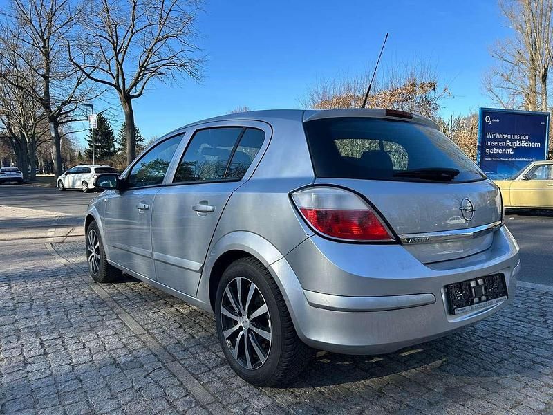 Gebraucht Opel Astra Edition 105 PS (77 kW) 2005 Starsilber iii m2 Kleinwagen