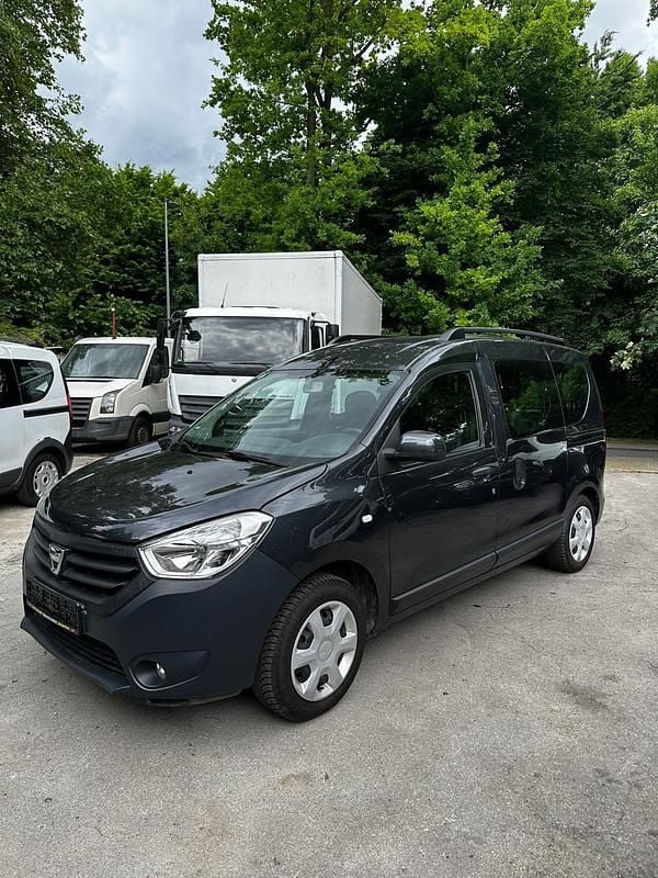 Blau Gebraucht 2016 Dacia Dokker Van | 17.990 € - Bild 1/4