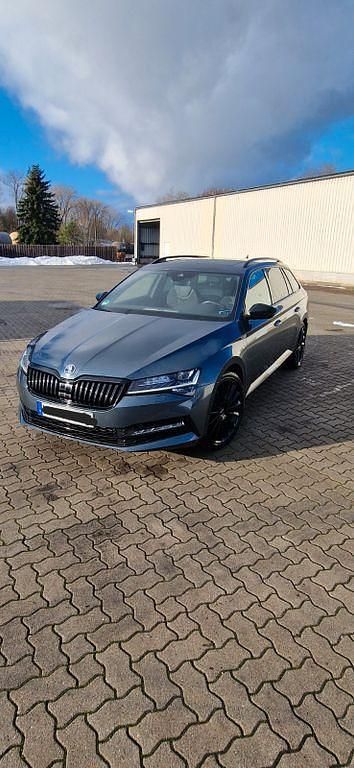 Grau Gebraucht 2022 Skoda Superb SportLine Kombi | 34.500 € (Fairer Preis) - Bild 1/4