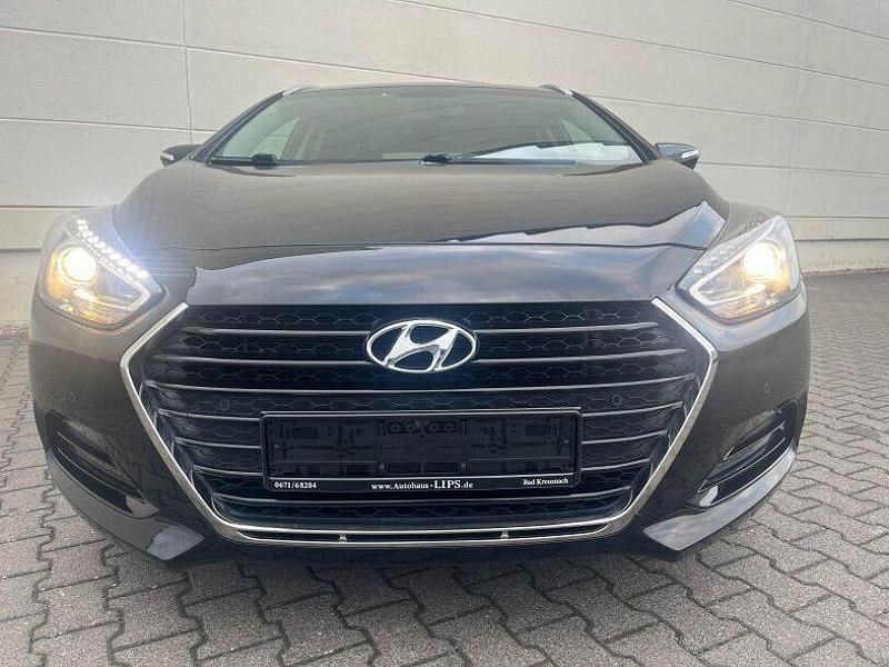Gebraucht Hyundai i40 165 PS (121 kW) 2018 Phantom black / mic Kombi
