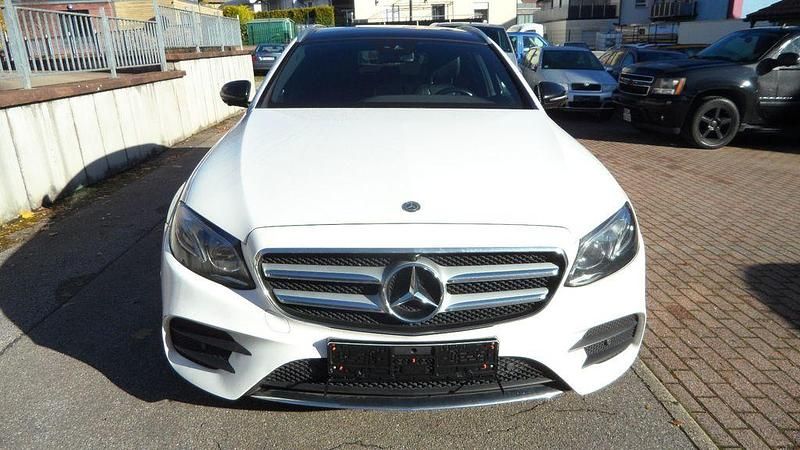 Weiß Gebraucht 2018 Mercedes E220 AMG line Kombi | 15.499 € - Bild 1/4